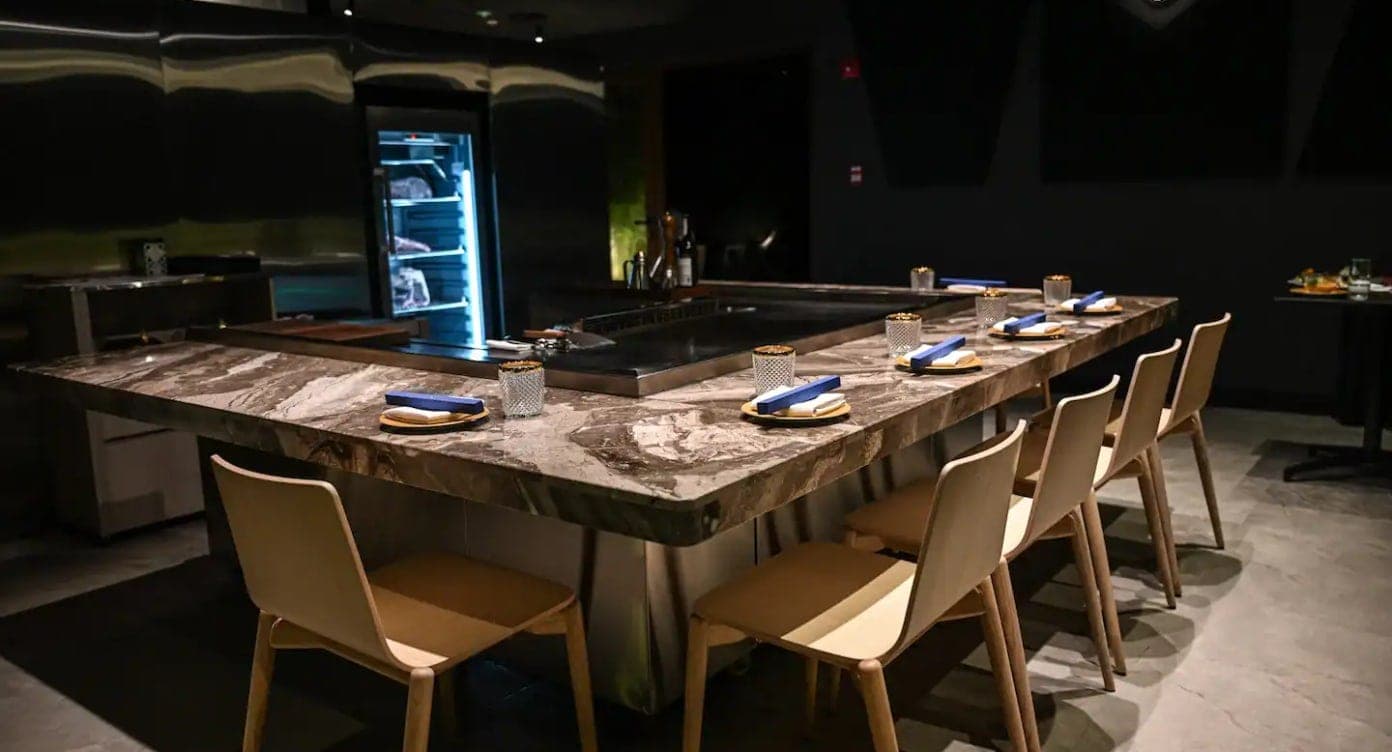 Barra de teppanyaki de mármol y comedor de ambiente cálido en Makoto, Obarrio, Ciudad de Panamá