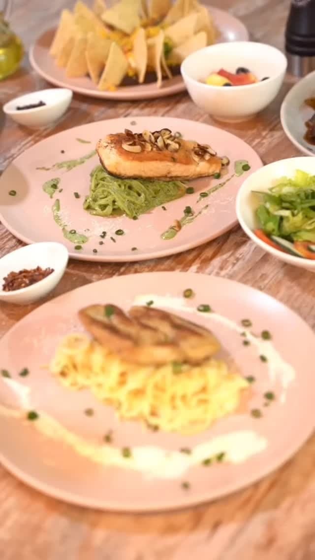 Platos de brunch en la vajilla rosada característica de al·alma en Casco Viejo, Ciudad de Panamá