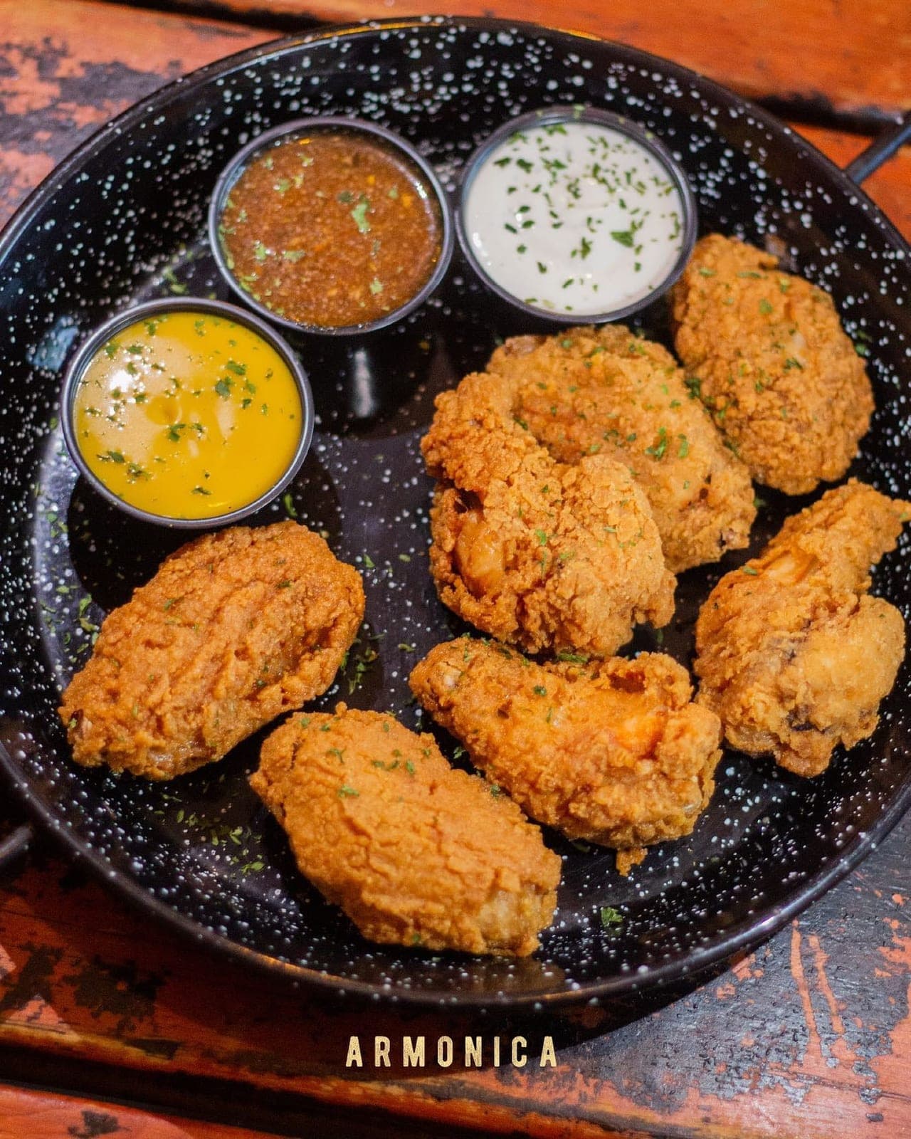 Fried chicken wings with dipping sauces at Armonica Shop, El Cangrejo, Panama City