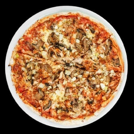Whole mushroom-and-onion pizza plated at Athen's Pizza, Casco Viejo, Panama City