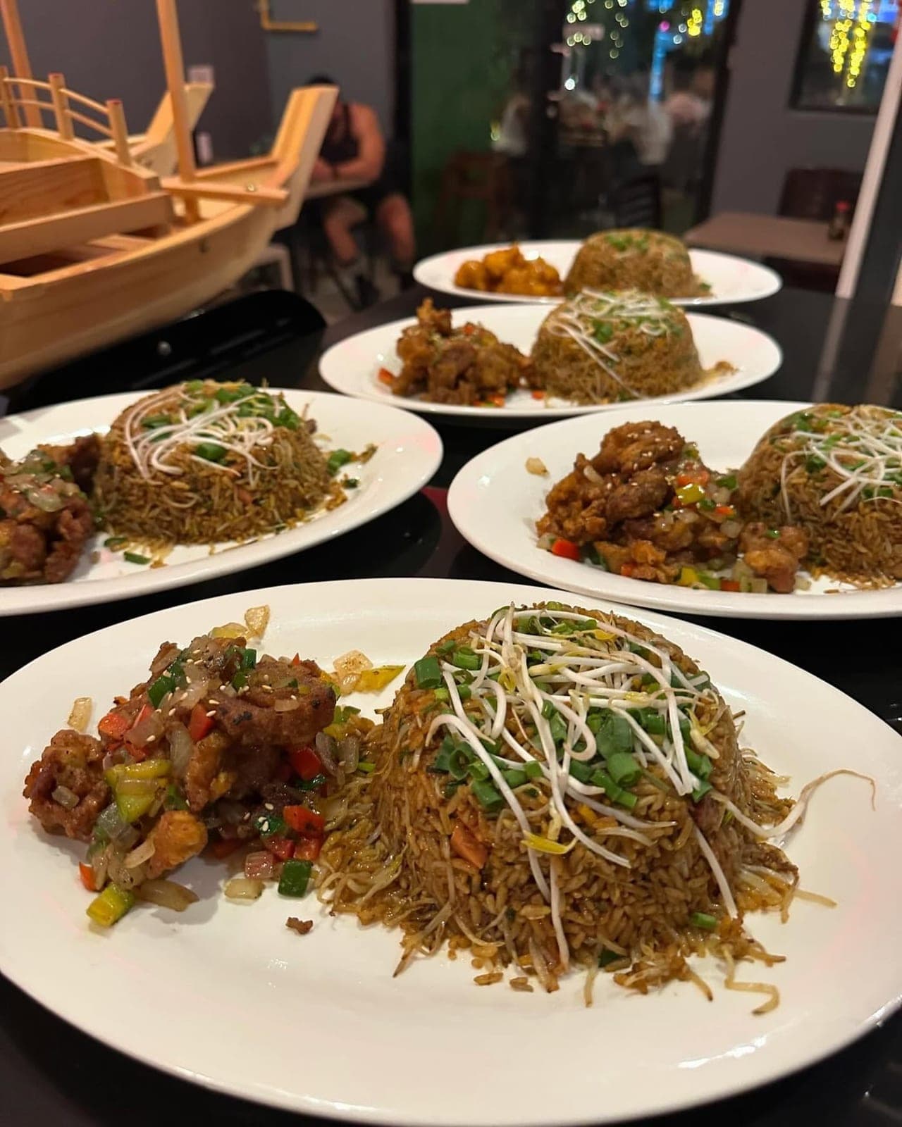 Platos de arroz frito en Azumi, San Francisco, Ciudad de Panamá
