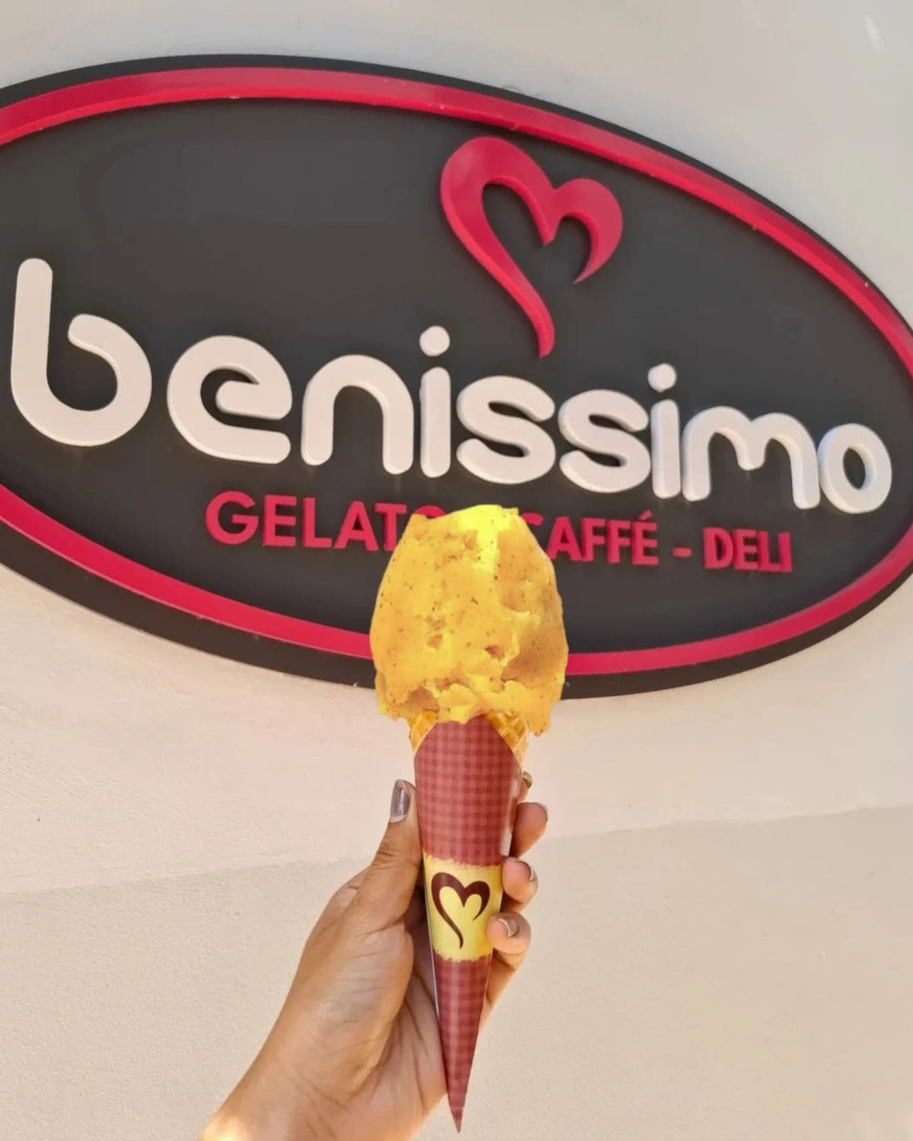 Cono de gelato de mango en Benissimo Gelato & Caffe, Clayton, Ciudad de Panama