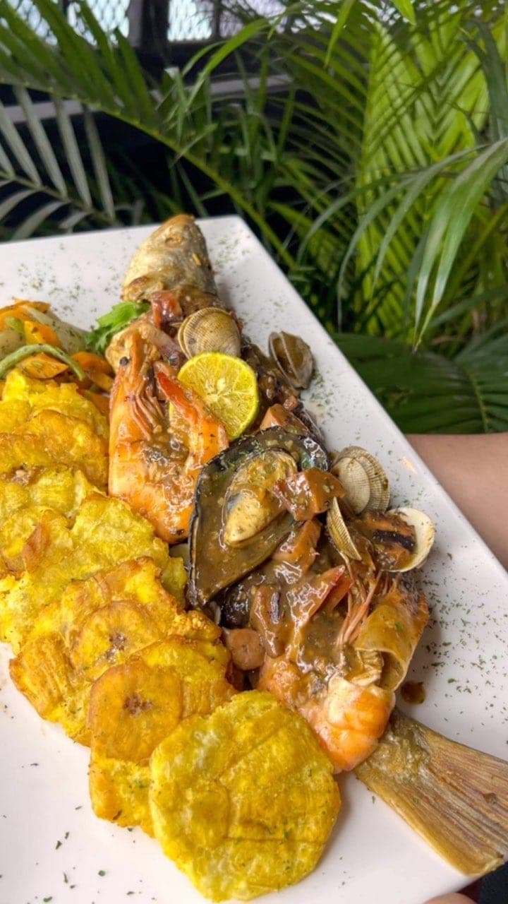 Corvina frita a lo macho con mariscos en Bocas City, Pueblo Nuevo, Ciudad de Panama