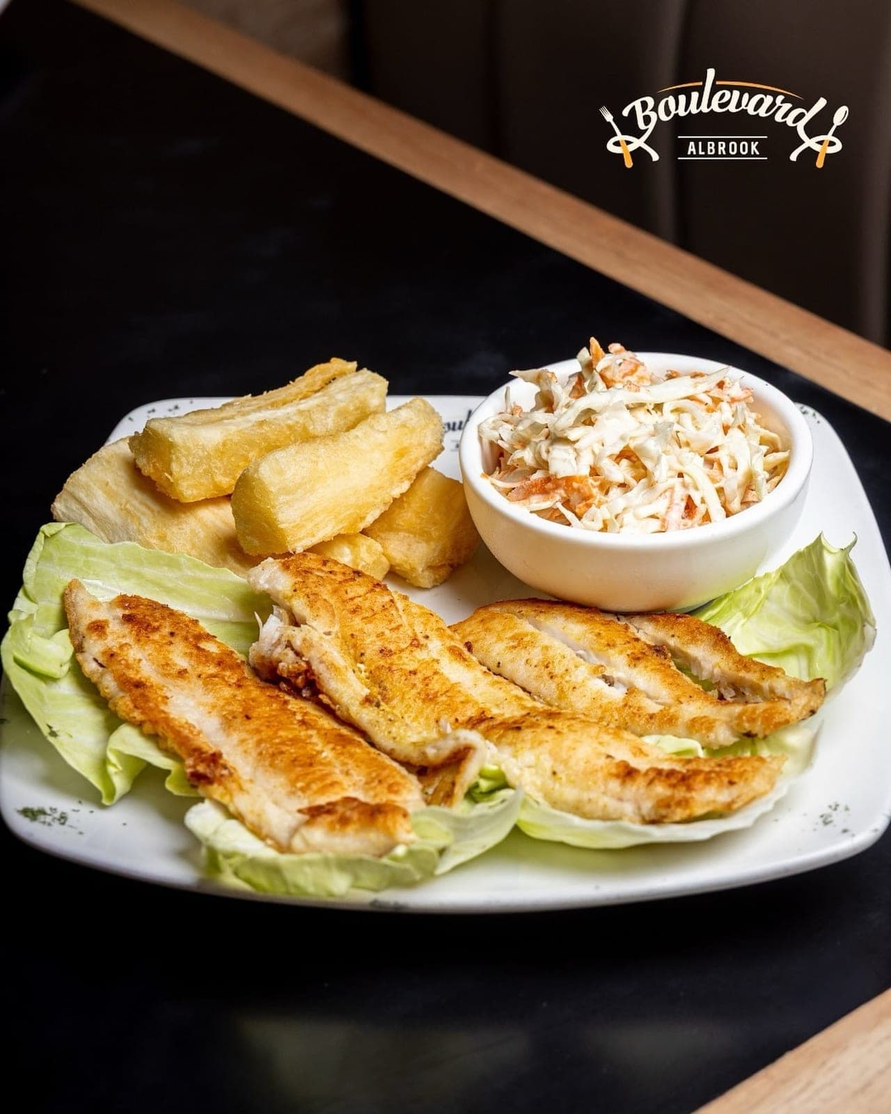Pescado frito con yuca en Boulevard Cafe, Albrook, Ciudad de Panama