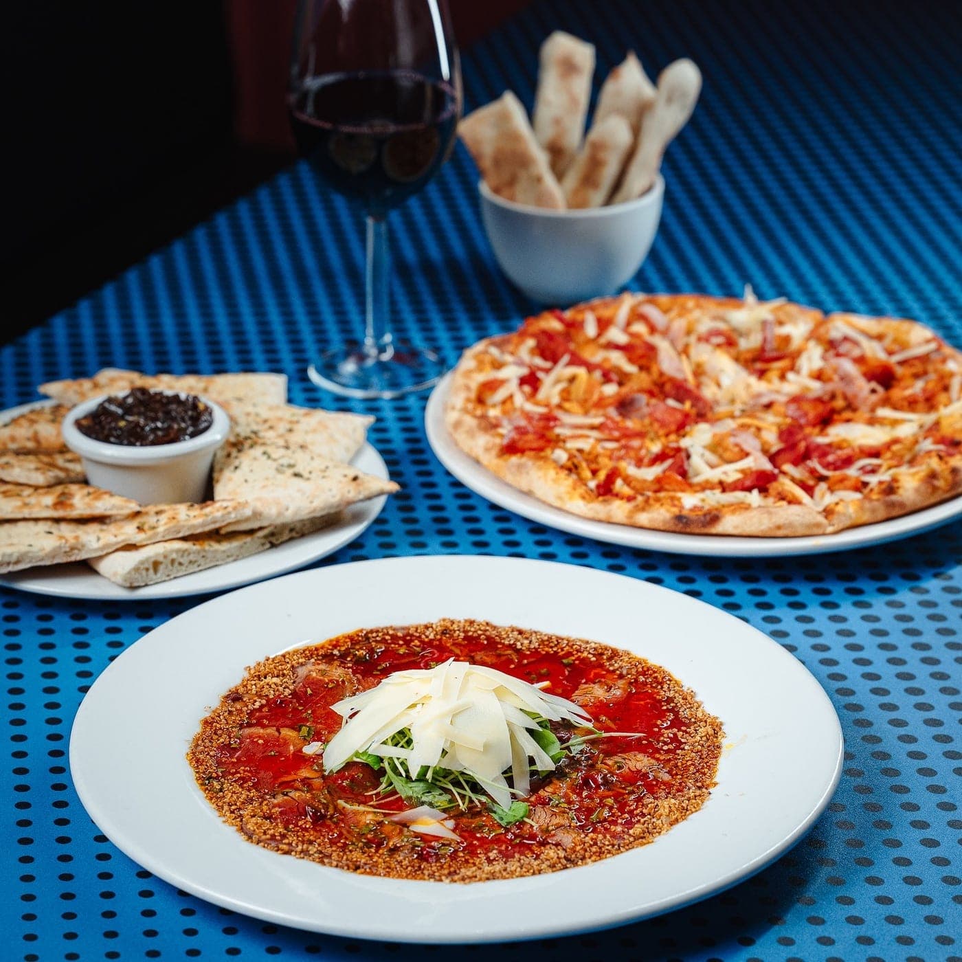 Carpaccio y pizza en Brava Pizza y Espuma, Ciudad de Panama