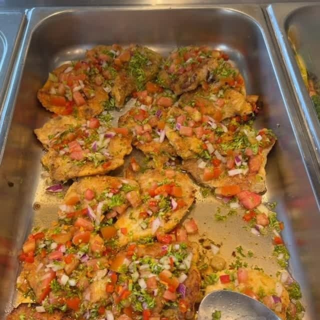 Pescado con salsa criolla en Cafe Edwards, El Cangrejo, Ciudad de Panama