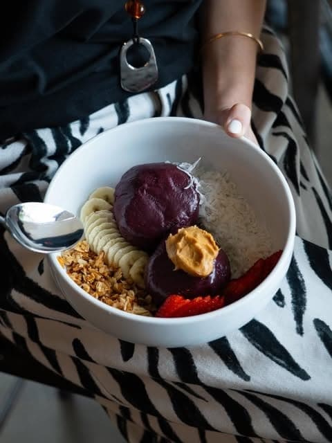 Bowl de acai con granola, banano y mantequilla de mani en Cafe Unido, Marbella, Ciudad de Panama