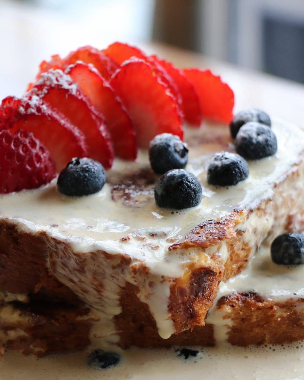 Tostada francesa con fresas y arandanos en Cafe Unido, Via Argentina, El Cangrejo, Ciudad de Panama