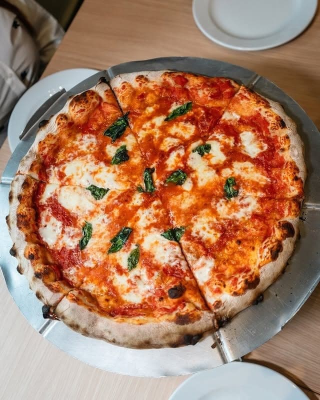 Pizza margarita con tomate y mozzarella en Calicanto Trattoria, Casco Viejo, Ciudad de Panamá
