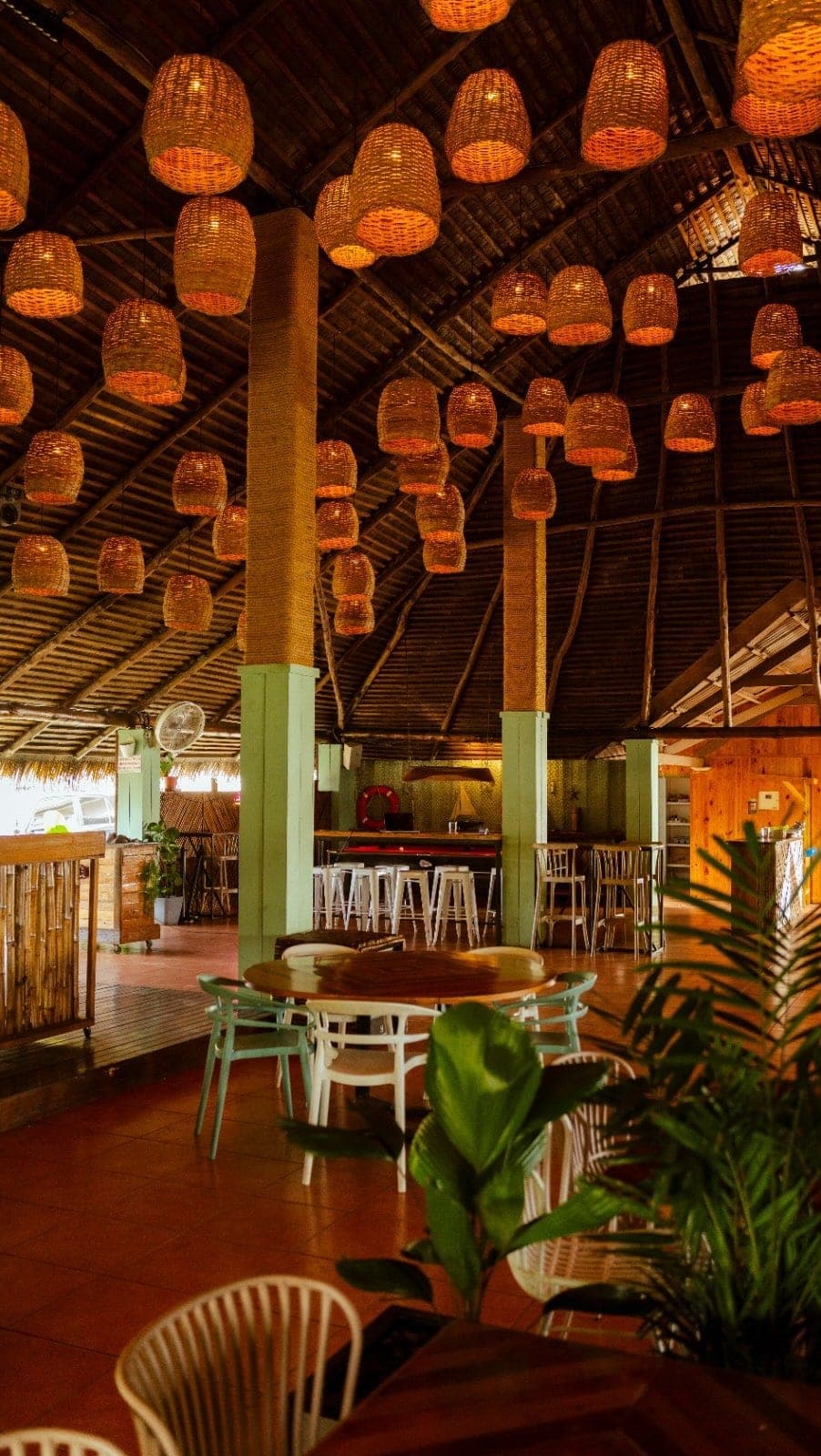 Lámparas colgantes de ratán en el interior de Canal House, Amador, Ciudad de Panamá
