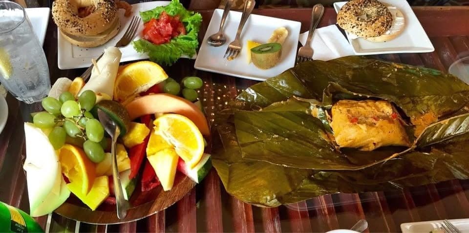 Desayuno con bagels, plato de frutas y un tamal en Casa Sucre, Casco Viejo, Ciudad de Panamá