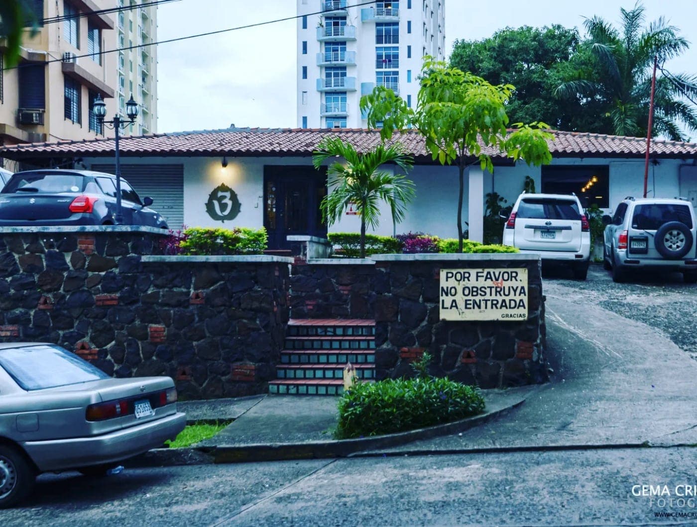 Exterior del taproom de Cerveceria 3 Gatos, El Cangrejo, Ciudad de Panama