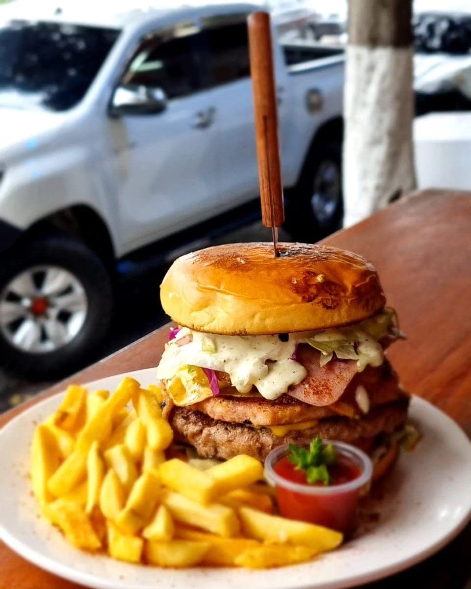 Hamburguesa con papas en Changchos Sport Bar, Calidonia, Ciudad de Panama