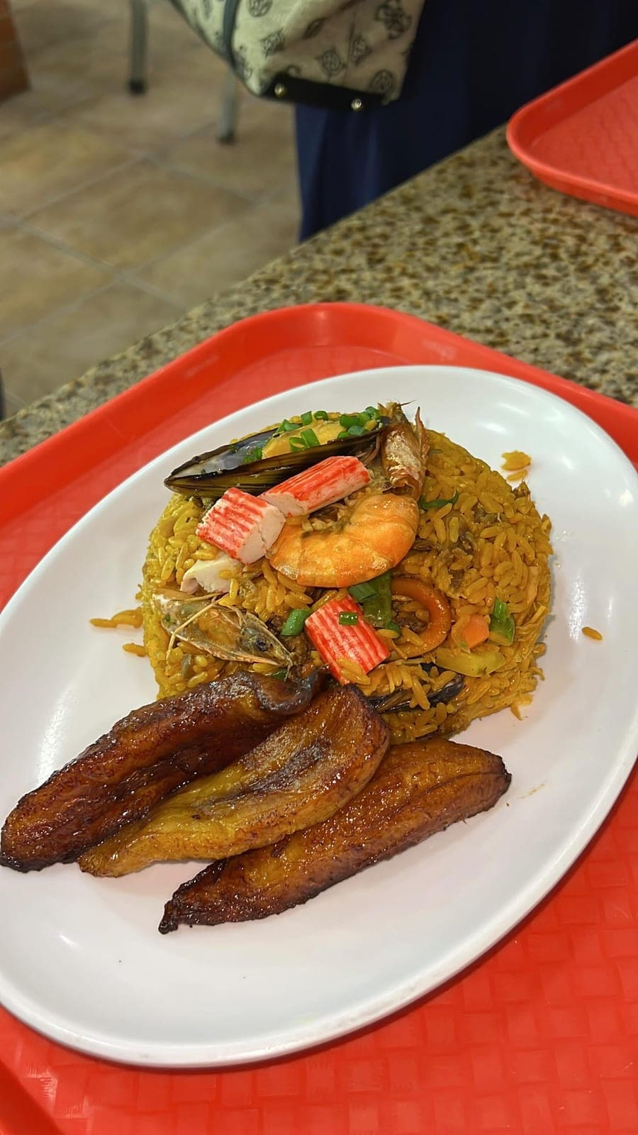 Arroz con mariscos y tajadas en Cholo Grill, El Cangrejo, Ciudad de Panamá