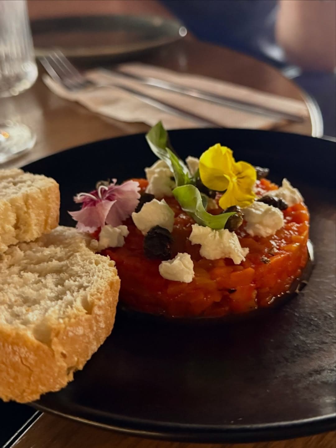 Tártar de tomate y pimiento con queso de cabra y pan en el wine bar Corcho, Casco Viejo, Ciudad de Panamá