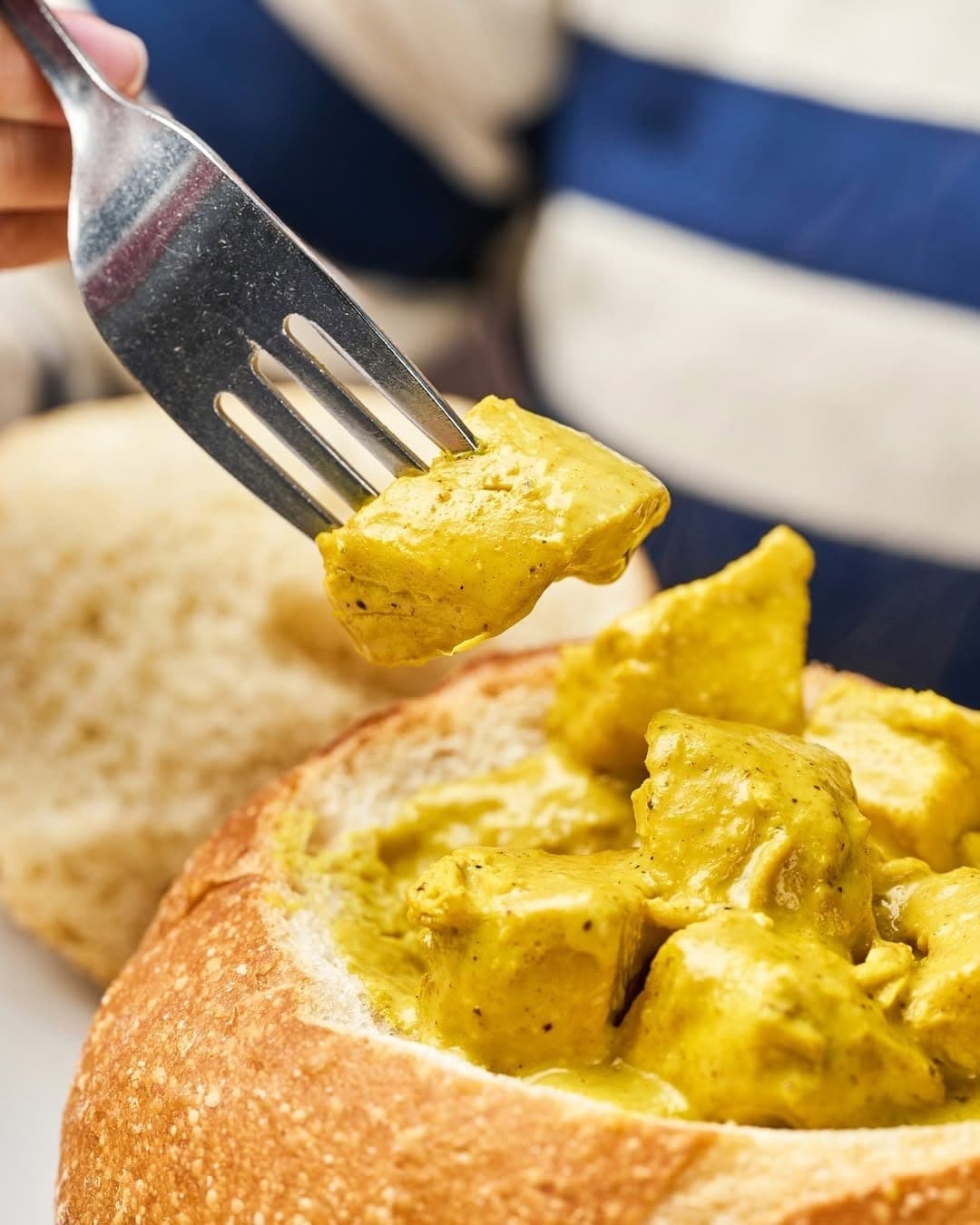 Curry de pollo en pan de masa madre en Crepes & Waffles, Ciudad de Panamá