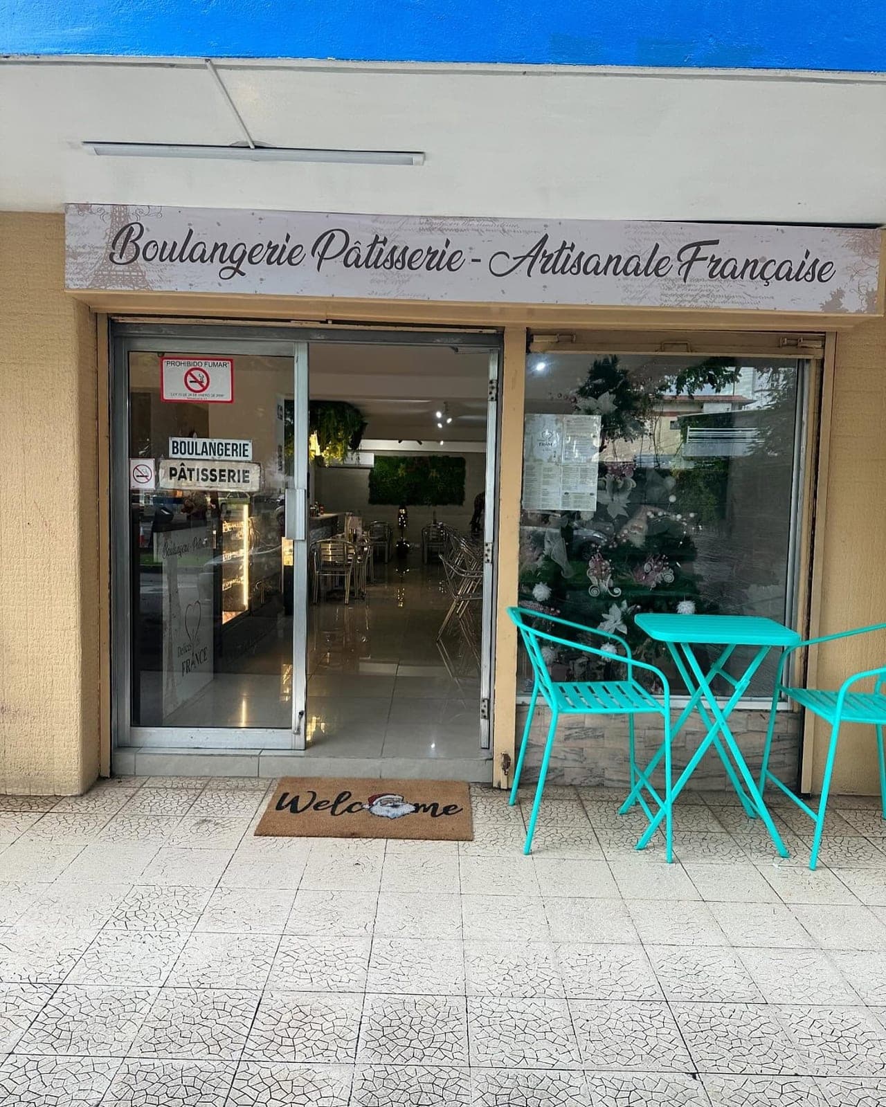 Fachada y terraza de la panadería francesa Délices de France, El Cangrejo, Ciudad de Panamá