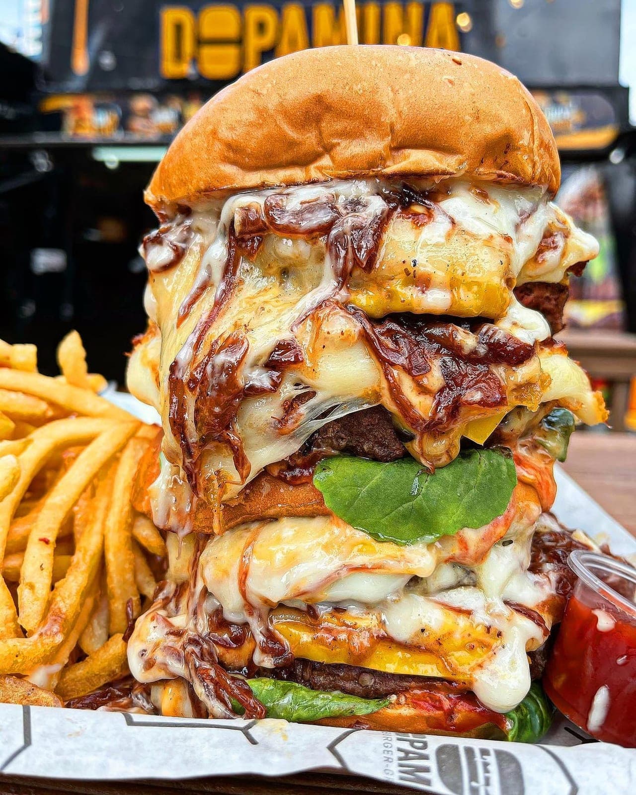 Hamburguesa gigante en Dopamina Grill, Ciudad de Panama