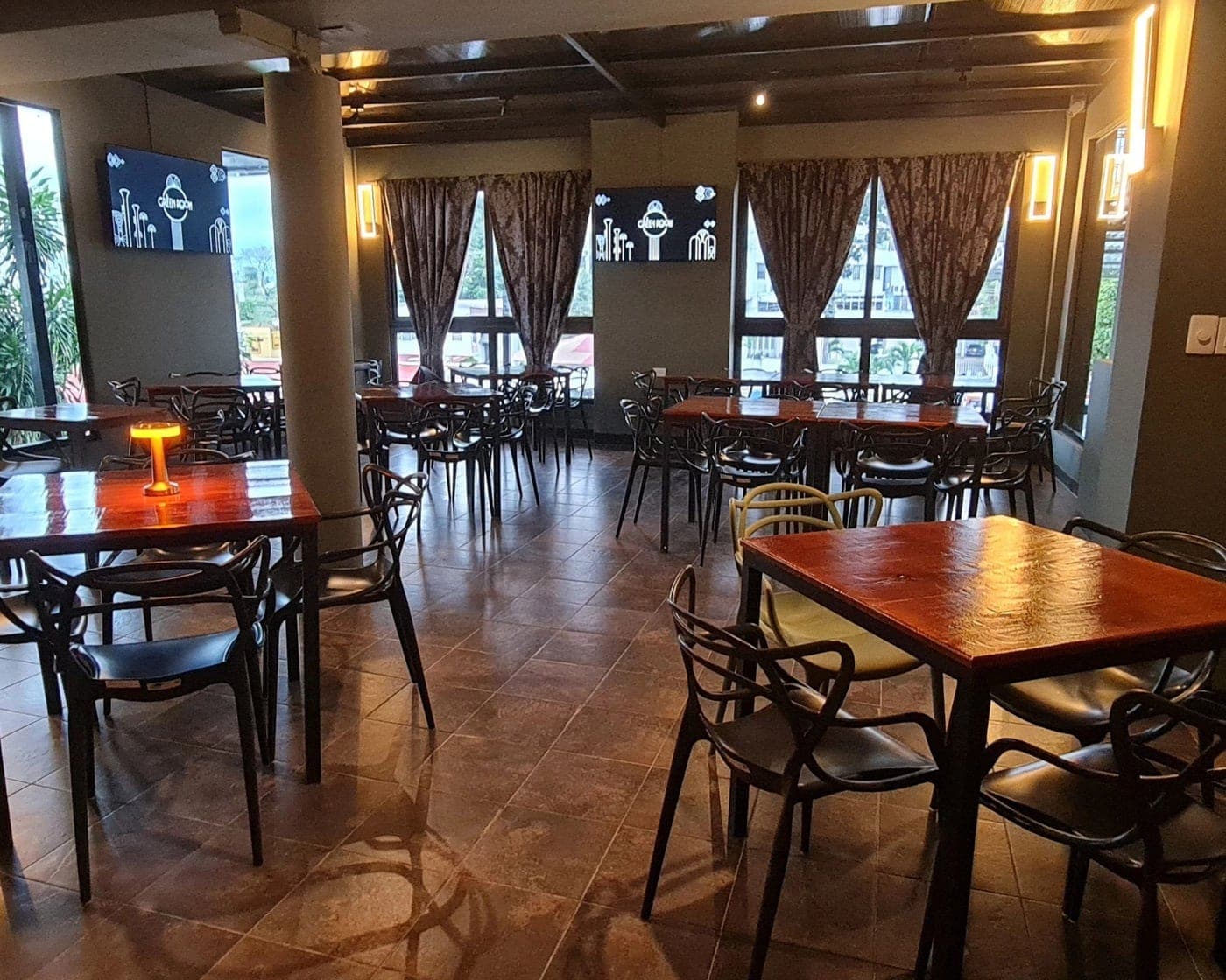 warm dining room interior at El Green Room, Panama City