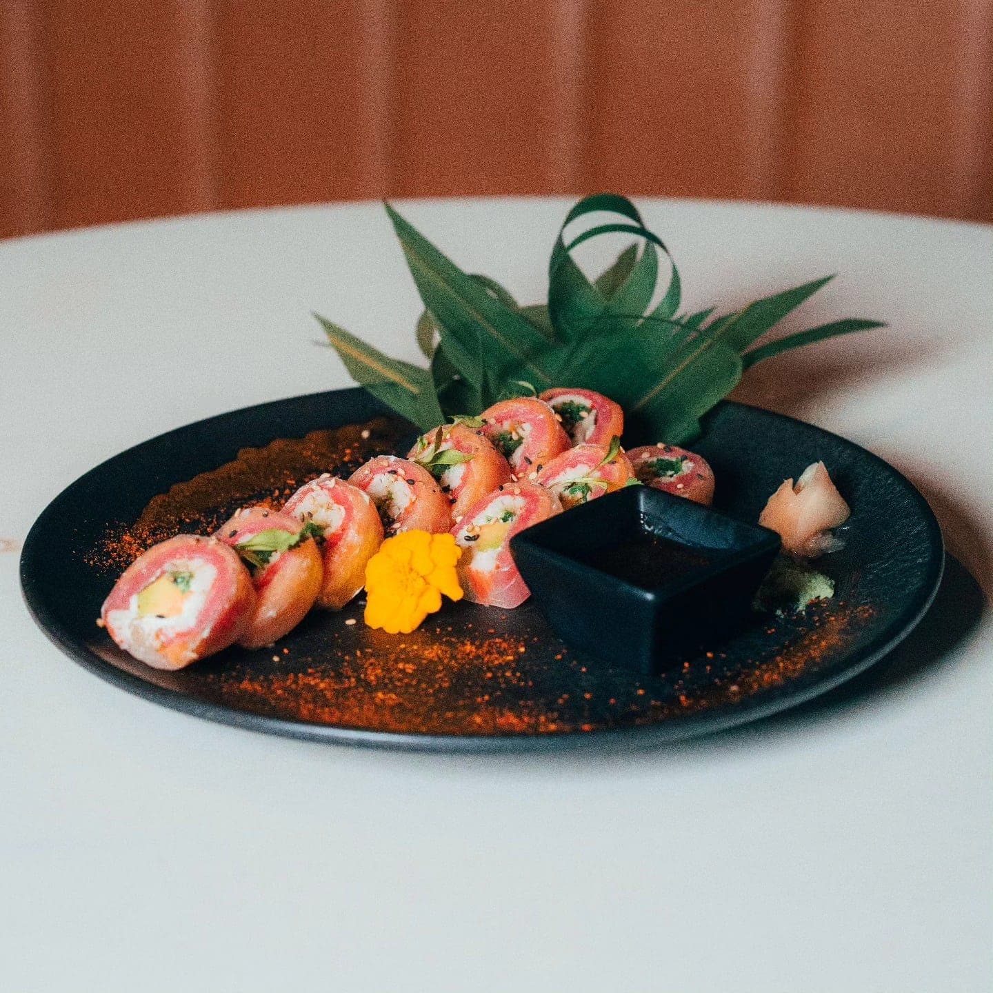 Tabla de sushi de salmón en El Viejo Santana, Casco Viejo, Ciudad de Panamá