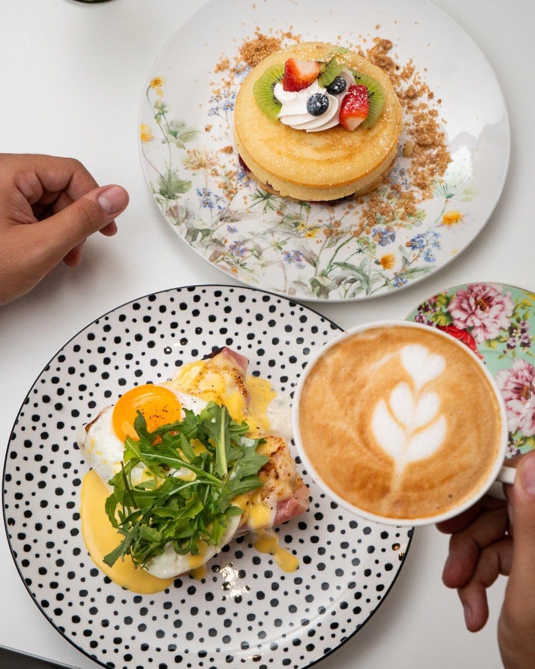 Brunch con huevos Benedict y un latte en Flavors, San Francisco, Ciudad de Panamá
