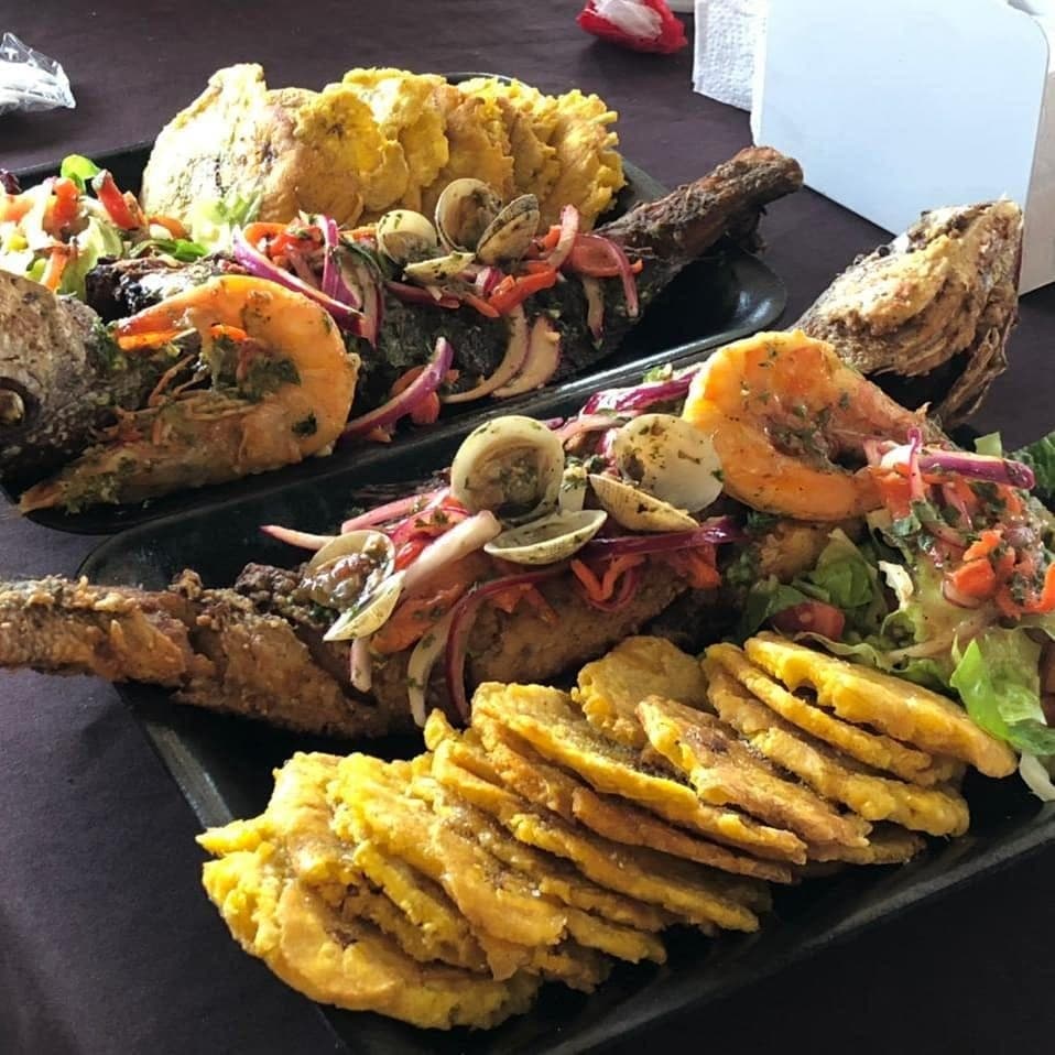Pescado frito con patacones en Fonda del Campo, Marbella, Ciudad de Panamá