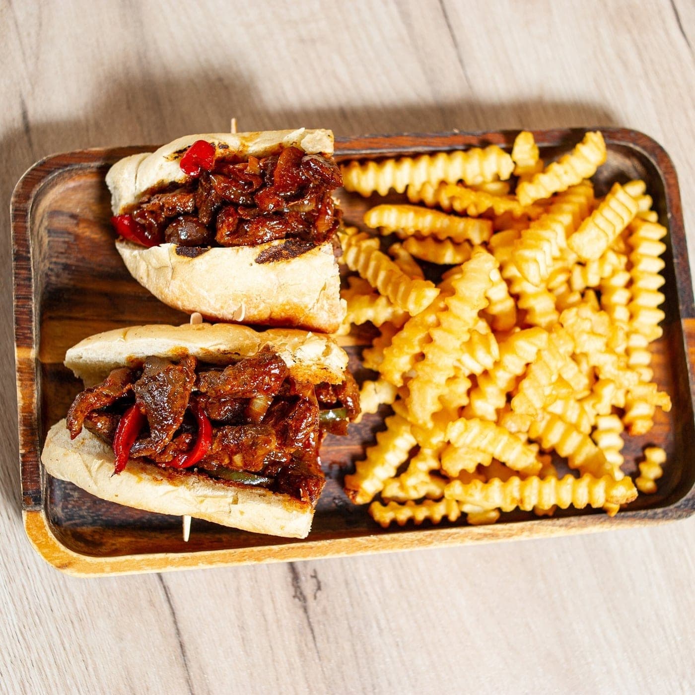 Sandwiches de bistec con papas en Fuego Bar & Bistro, Paitilla, Ciudad de Panamá