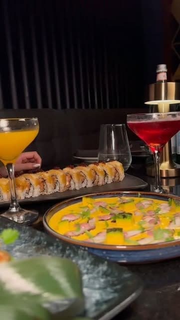 Rollos de sushi y tiradito de mango servidos con cocteles en Furia, Bella Vista, Ciudad de Panama