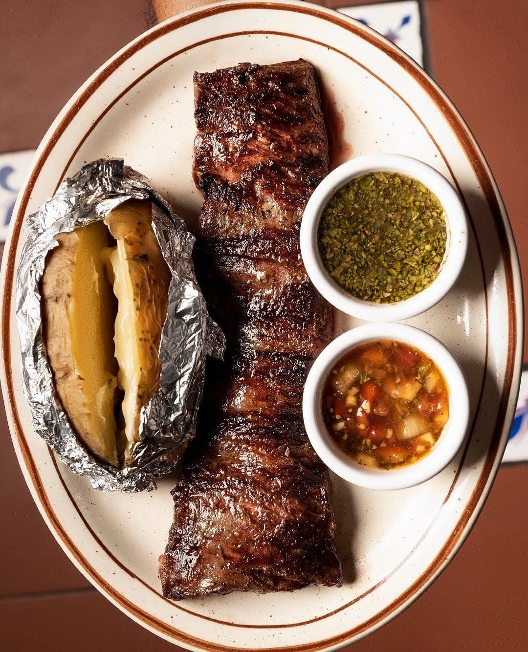 Entrana a la parrilla con papa al horno y chimichurri en Gauchos, Bella Vista, Ciudad de Panama