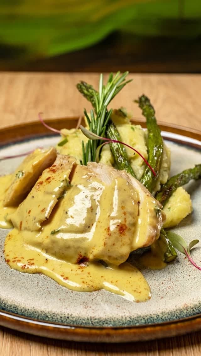 Pollo en salsa con puré y espárragos en Green Bar, San Francisco, Ciudad de Panamá