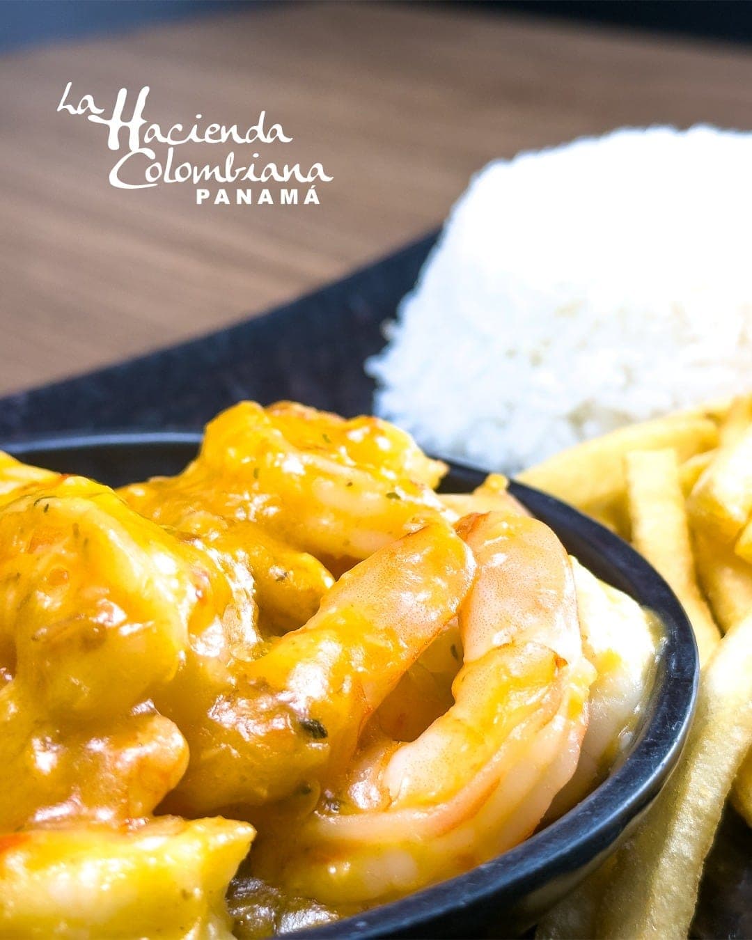 Camarones en salsa cremosa con arroz y papas fritas en La Hacienda Colombiana, Amador, Ciudad de Panama