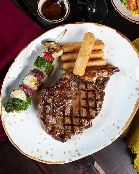 Corte a la parrilla con vegetales en Hacienda Real, Ciudad de Panamá