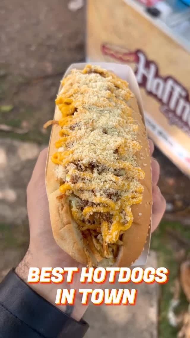 Hot dog gourmet cargado en Haffner Bavarian Hot Dogs, Marbella, Ciudad de Panama