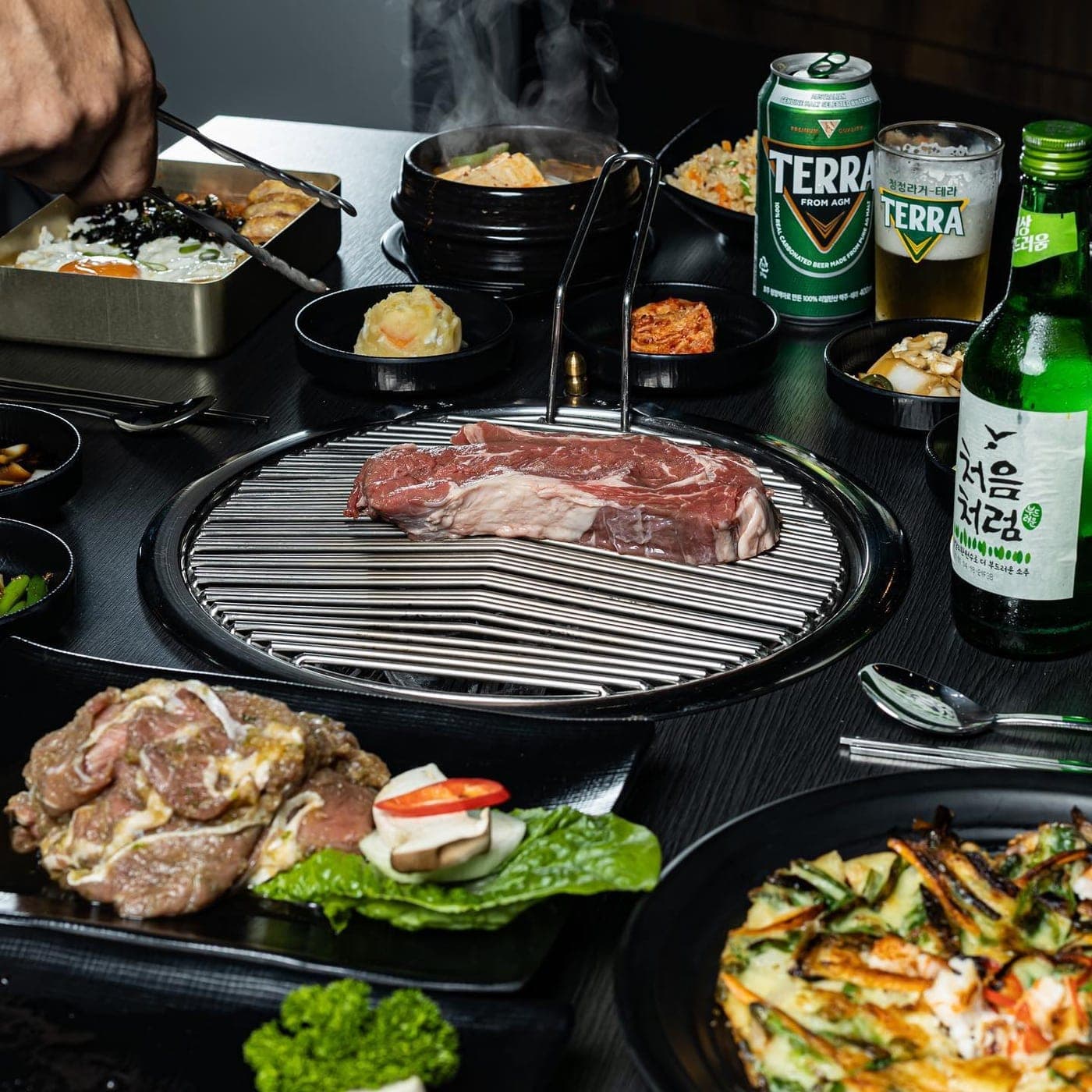 Mesa de BBQ coreano en Hanjip Korean BBQ, Obarrio, Ciudad de Panamá
