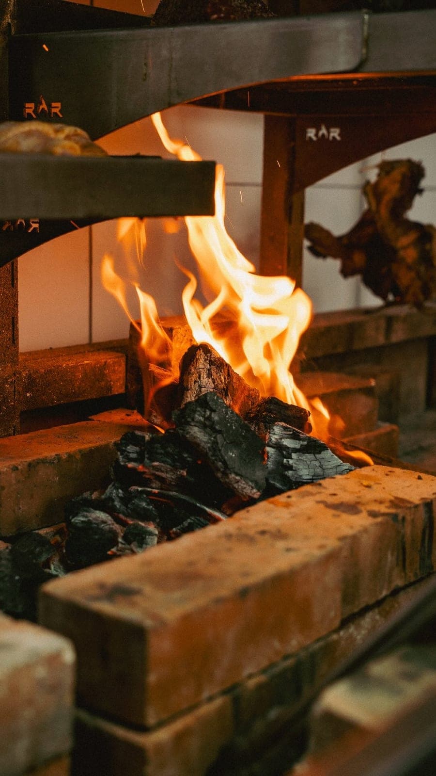 Parrilla de carbón con llamas en Igneo Restaurante, Ciudad de Panamá