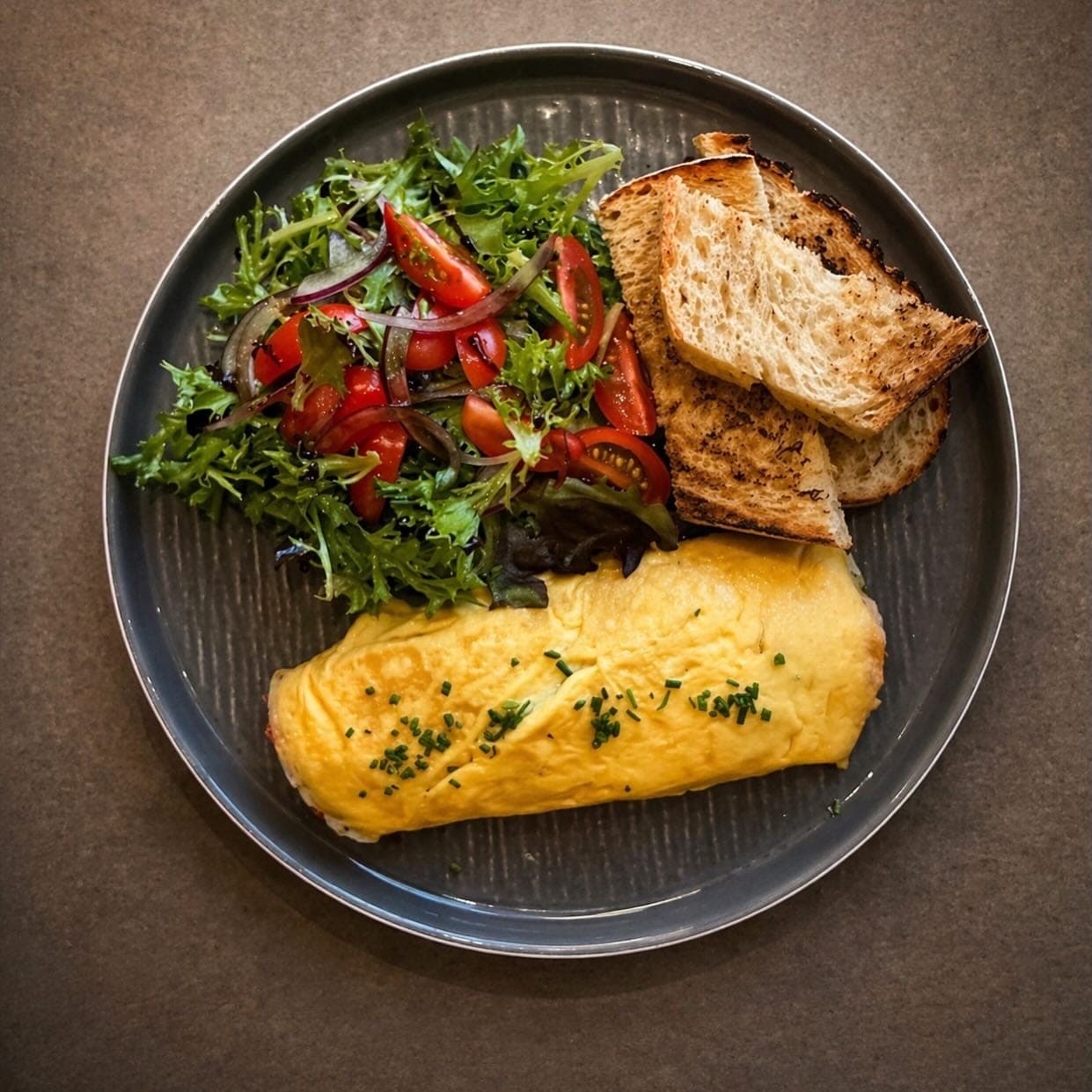 Plato de brunch con omelette francés en Inédito, Costa del Este, Ciudad de Panamá