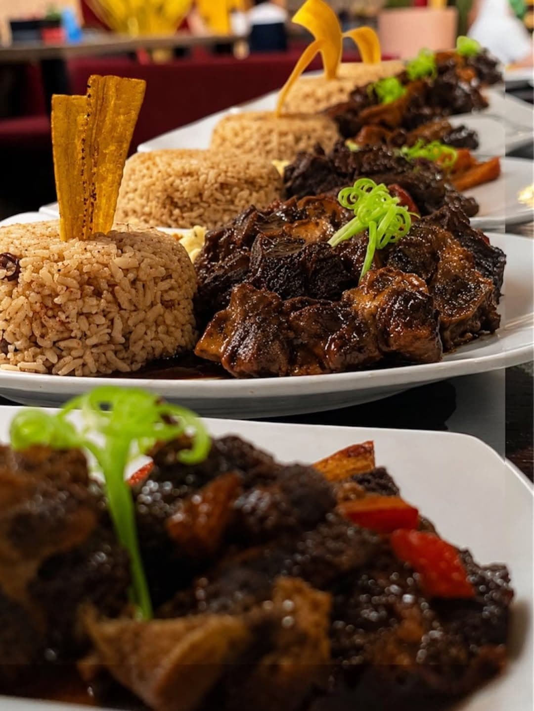 Rabo de res jamaiquino con arroz con frijoles en Island Escape Restaurant & Lounge, Ciudad de Panama