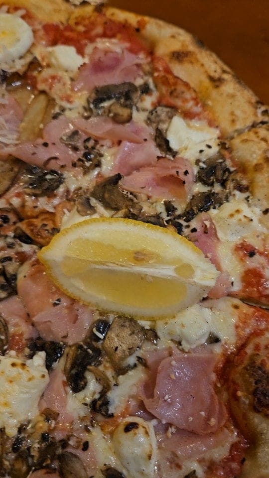 Pizza al horno de jamón y hongos en Katané Pizza, San Francisco, Ciudad de Panamá
