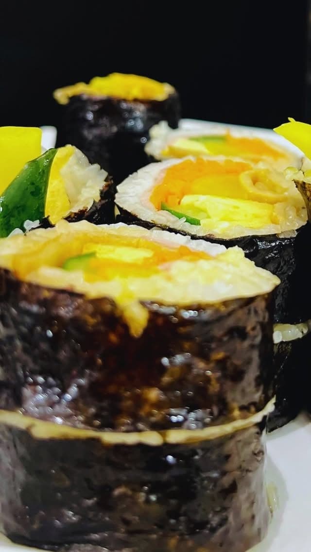 Rollos de kimbap coreano en Kokio Buffet, Bella Vista, Ciudad de Panamá