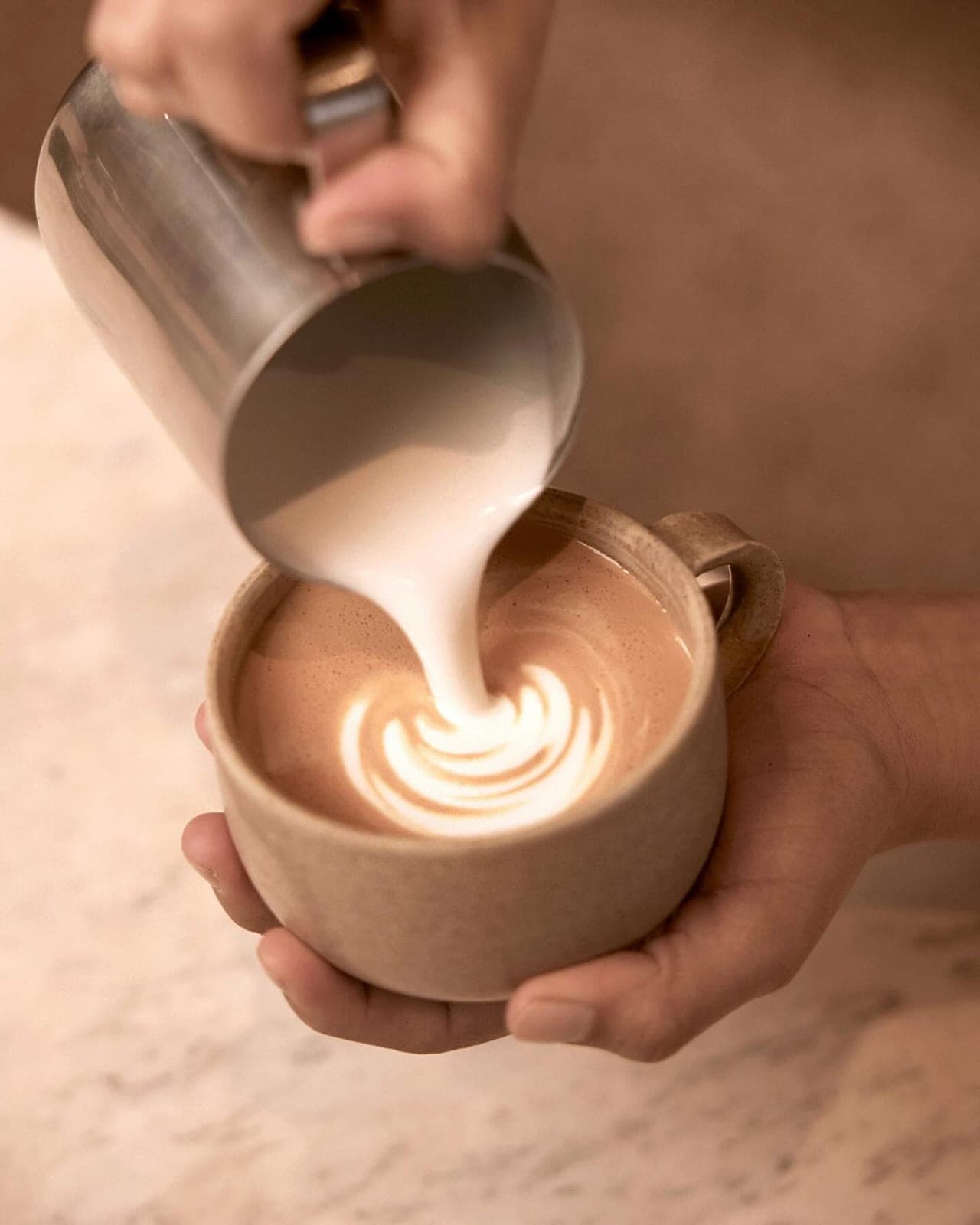 Barista sirviendo arte latte en Krume Backer, Costa del Este, Ciudad de Panama