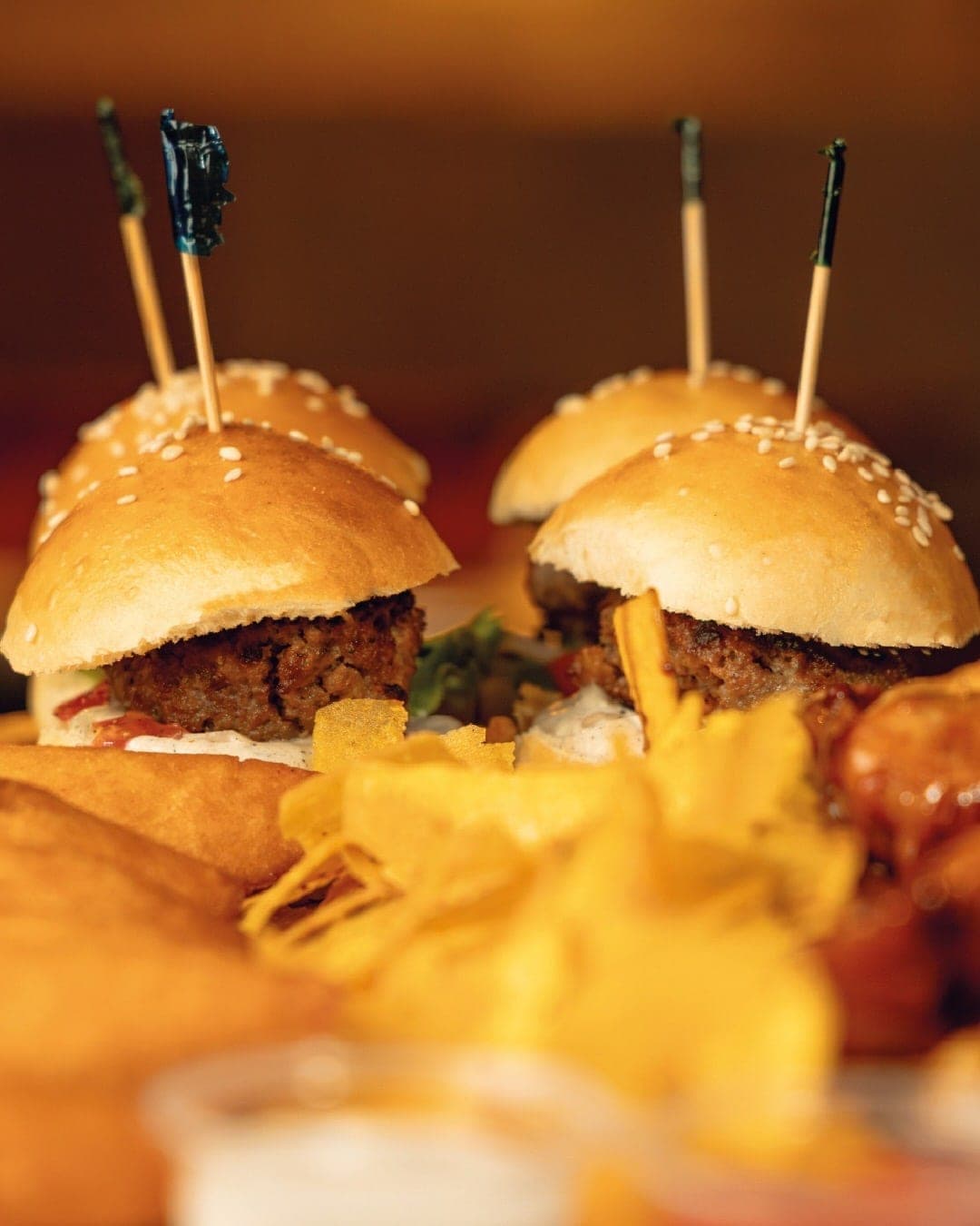 Tabla de mini hamburguesas con chips de plátano y alitas en La Fábrica, Casco Viejo, Ciudad de Panamá