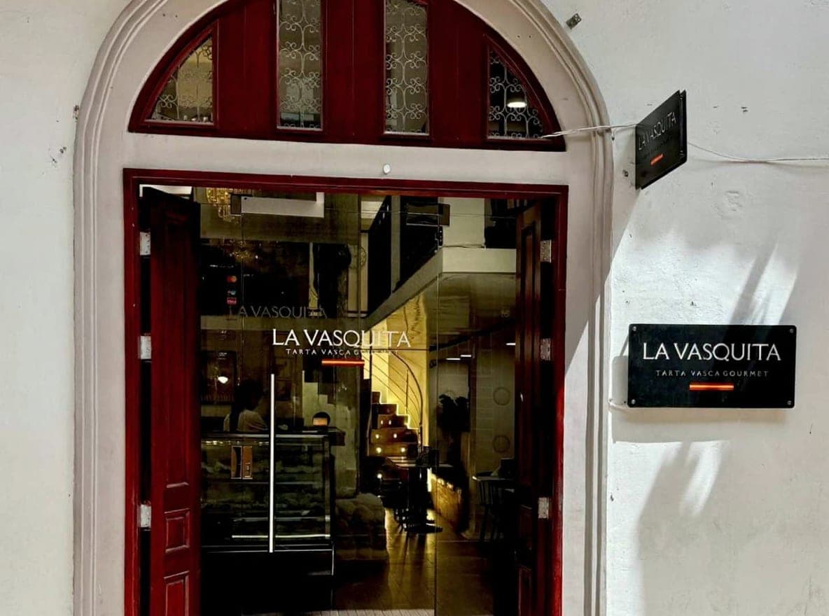 Variedad de tartas vascas, café y bebida helada de la casa en La Vasquita, Casco Viejo, Ciudad de Panamá