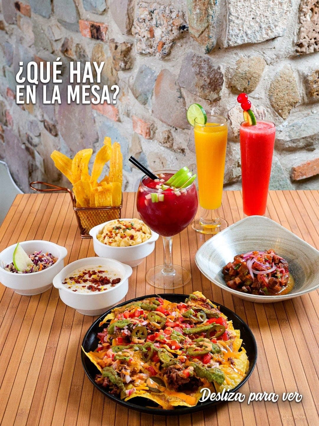 Mesa con nachos, macarrones con queso y patacones en Leños & Carbón, El Cangrejo, Ciudad de Panamá