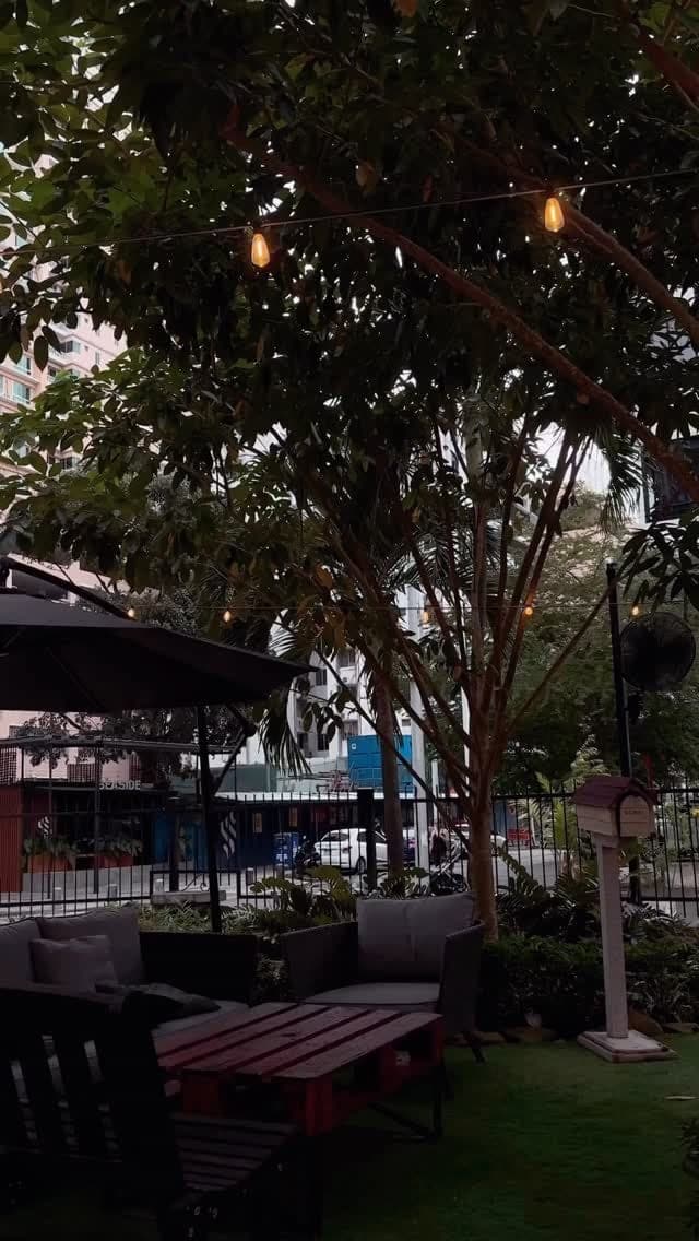 Garden terrace of Les Mecs wine patio, Bella Vista, Panama City