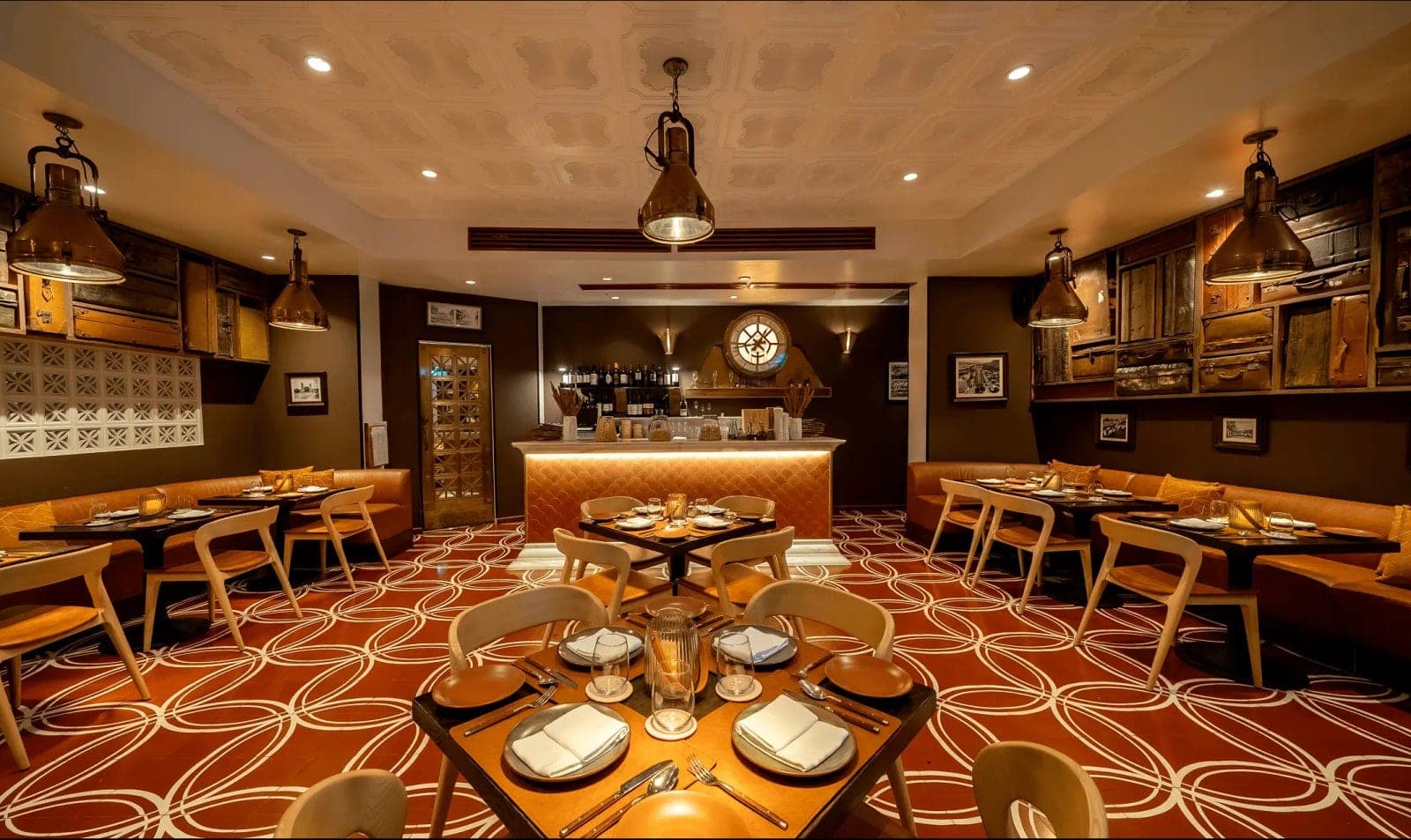 Comedor de trattoria con mesas dispuestas, bancas y piso de mosaico en Luigi's Cucina Povera, Casco Viejo, Ciudad de Panamá