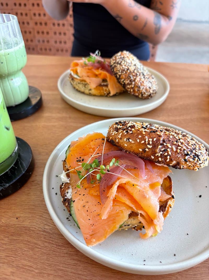 Un bagel con salmón curado, cebolla encurtida y microgreens en Luna Café, Bella Vista, Ciudad de Panamá