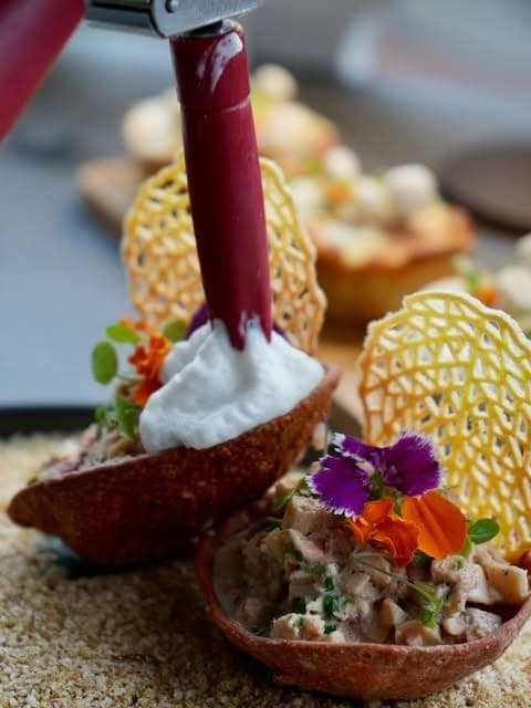 Tartaletas de ceviche en canastas crocantes de yuca con flores comestibles en Marula Cocina Boutique, Casco Viejo, Ciudad de Panama