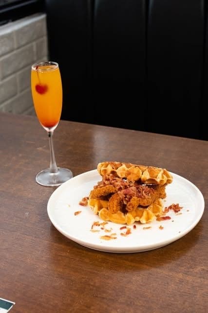 Pollo con waffles y una mimosa en Mika Bazar Cafe, Costa del Este, Ciudad de Panama
