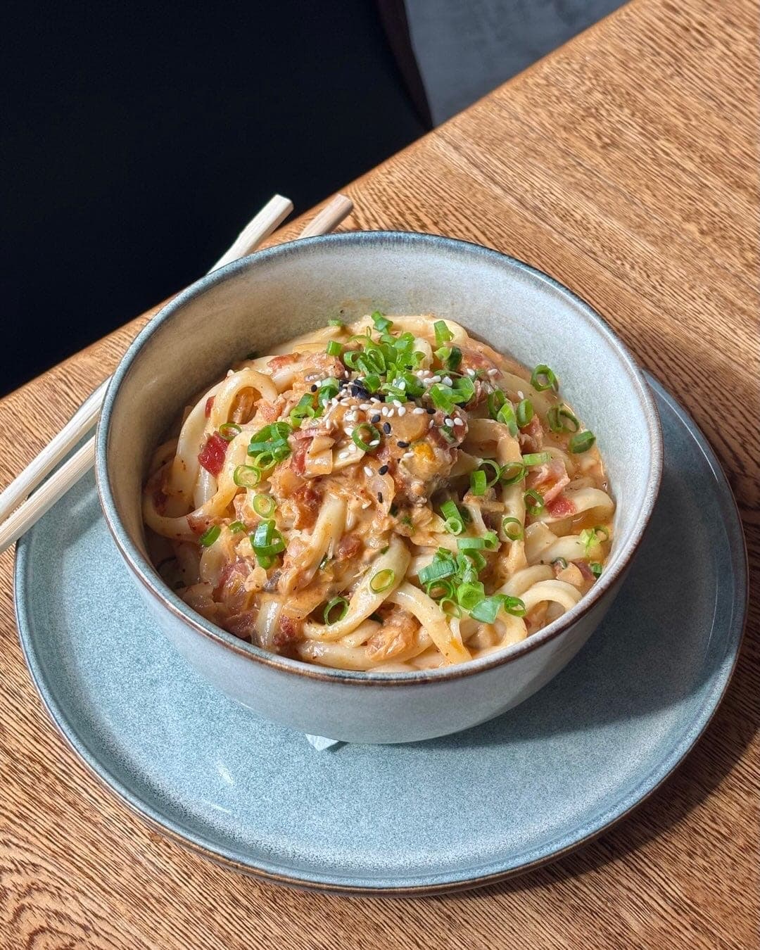 Udon cremoso de bacon y kimchi en MomO Coffee Shop, Obarrio, Ciudad de Panama