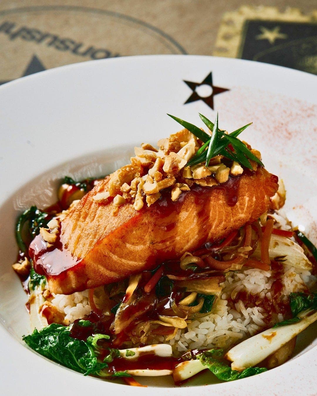 Salmon glaseado sobre arroz y vegetales en Nacionsushi, Costa del Este, Ciudad de Panama
